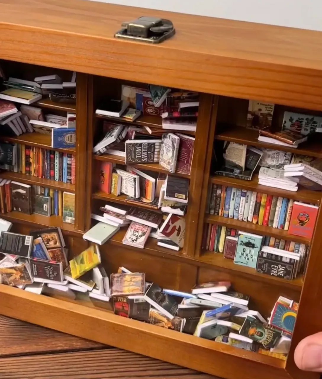 HandMiniatur™ - Handmade miniature bookshelf