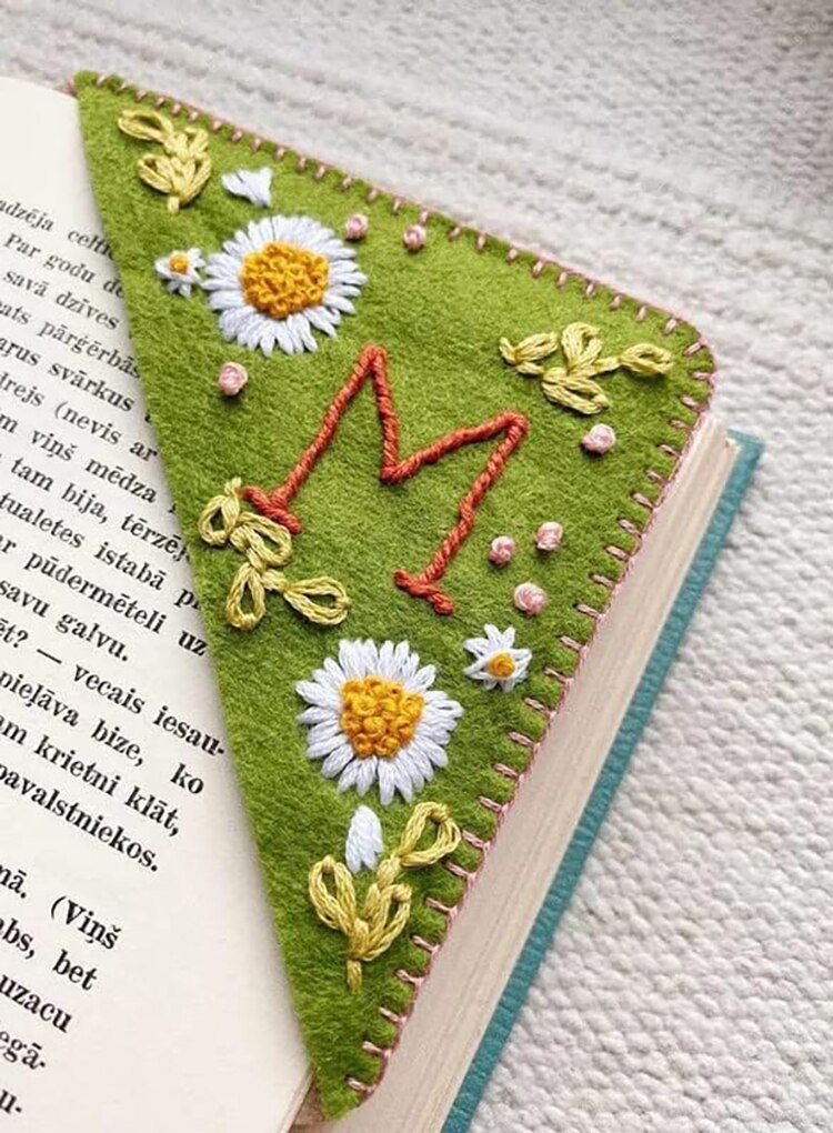 Book™ Personalized hand embroidered corner bookmark