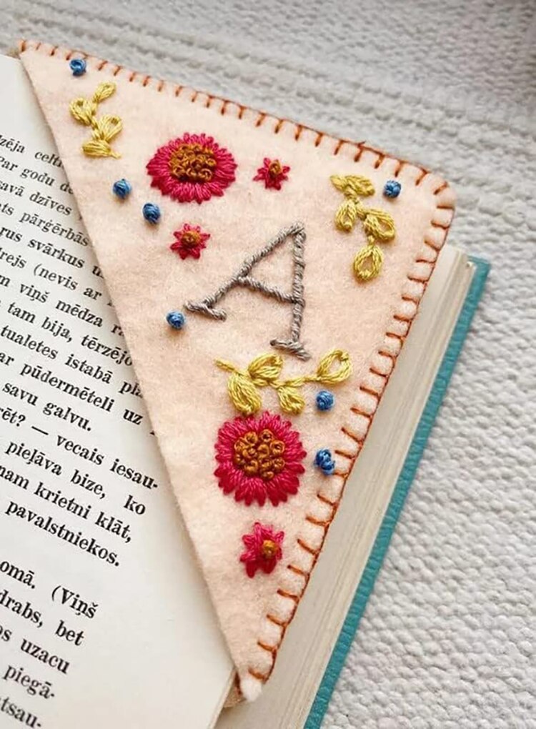 Book™ Personalized hand embroidered corner bookmark