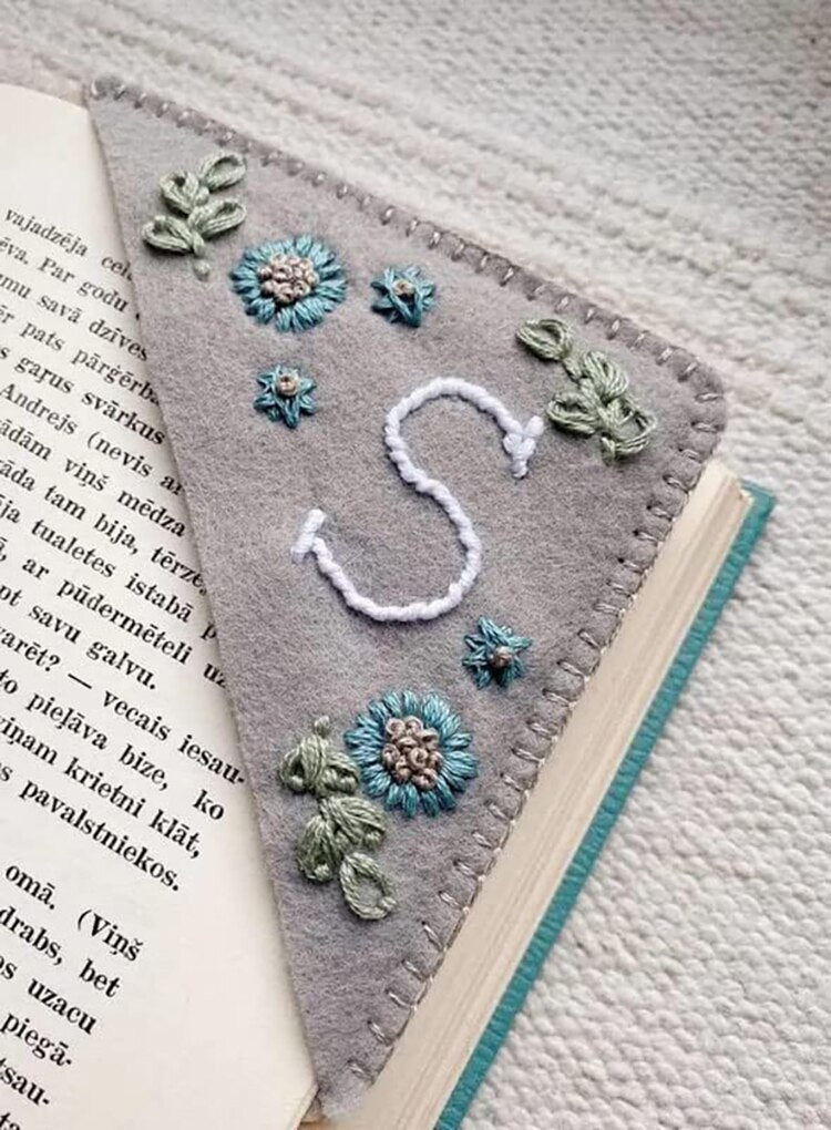 Book™ Personalized hand embroidered corner bookmark