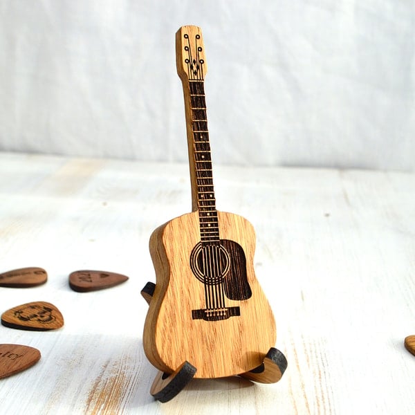 GuitarHolder™ | Guitar pick holder +3 free picks