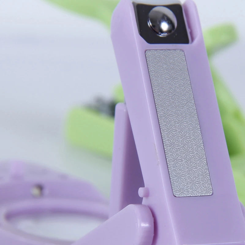 ManiZoom™ - Nail clipper with magnifying glass