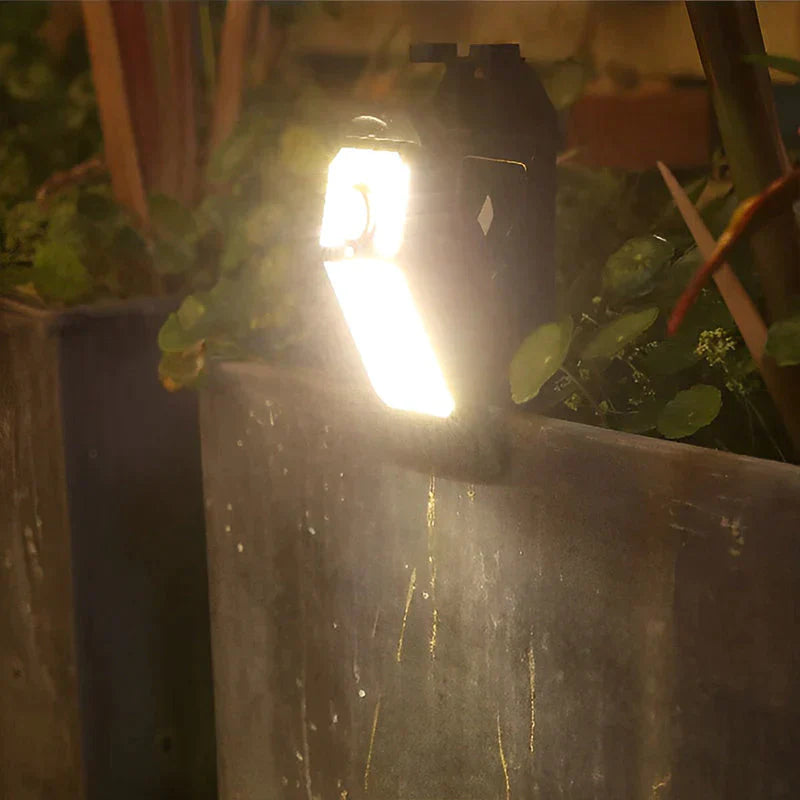 Solar Clip Light™ - Illuminate your outdoor area effortlessly!
